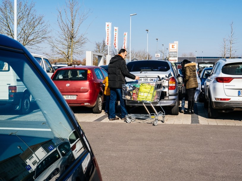 Czesi przed świetami jeszcze chętniej robią zakupy w dyskontach w Polsce /123RF/PICSEL