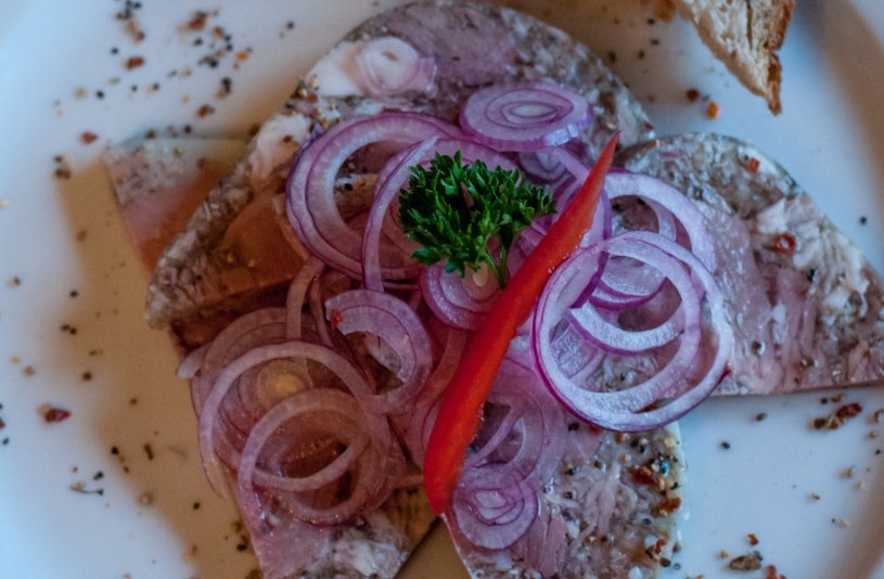 Czesi serwują w restauracjach jako przystawkę. Kolagenowy przysmak jest nie tylko smaczny, ale i zdrowy