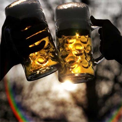Czesi - w 1992 r. wypijali przeciętnie 166,8 l piwa na głowę, w ubiegłym roku już "tylko" 154 l /AFP