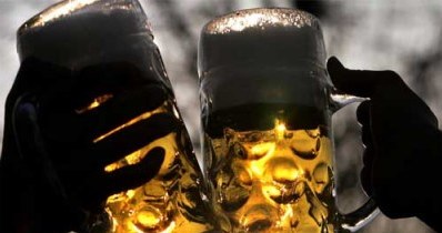 Czesi - w 1992 r. wypijali przeciętnie 166,8 l piwa na głowę, w ubiegłym roku już "tylko" 154 l /AFP