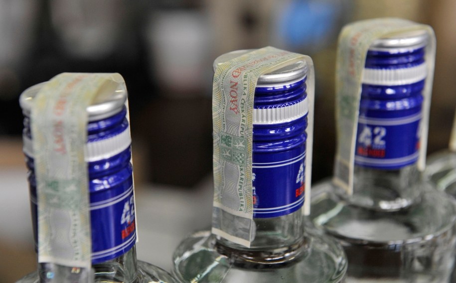 Czeska policja odkryła nielegalny alkohol na Morawach /Ludek Perina  /PAP/EPA