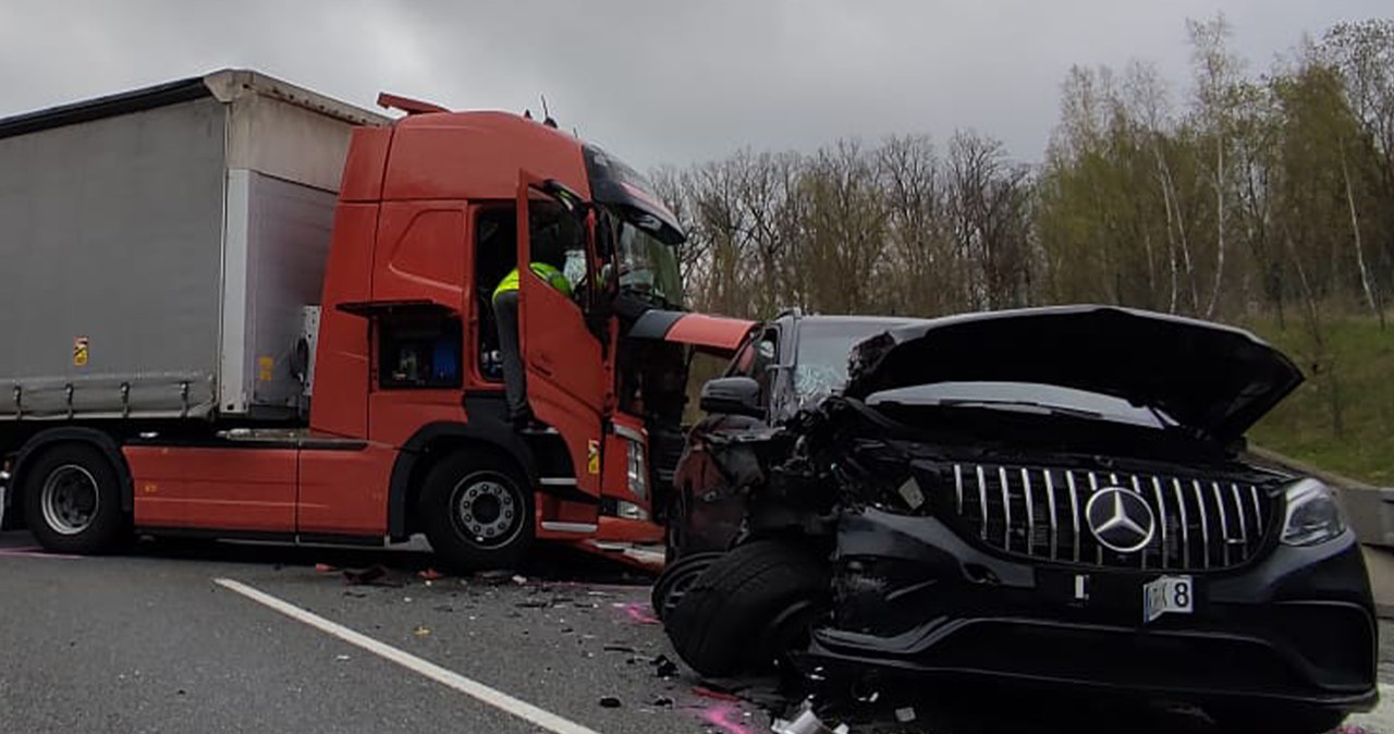 Czeska policja użyła TIR-a, by zatrzymać polskiego złodzieja/Twitter PolicieCZ /