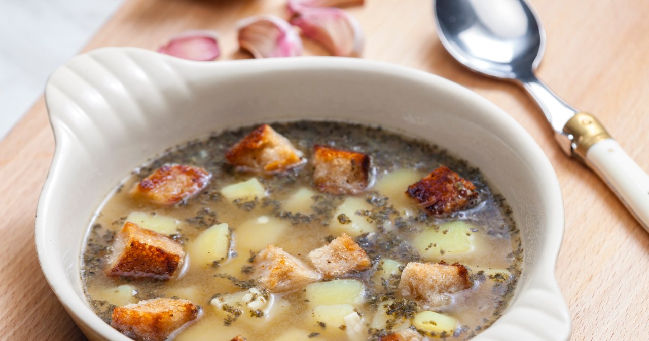 Czeska zupa czosnkowa to kultowe danie, które świetnie rozgrzewa od środka /phbcz /123RF/PICSEL