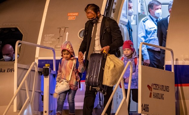 Czeski dyplomata z rodziną po wylądowaniu w Pradze /Martin Divisek /PAP/EPA