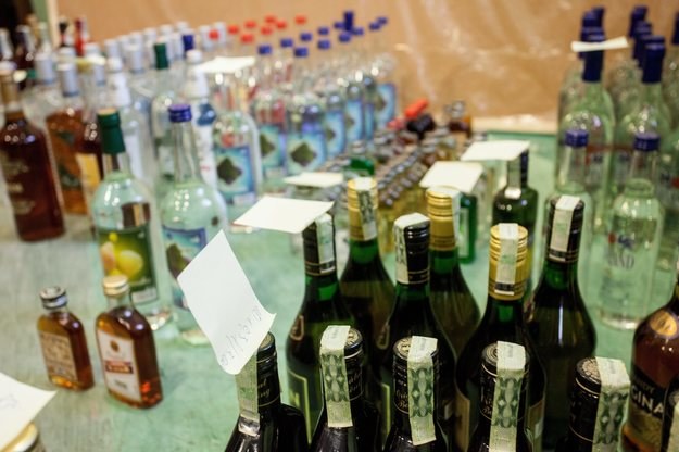 Czeski minister zdrowia ostrzegł obywateli przed spożywaniem alkoholu z podejrzanych źródeł /Michał Walczak /PAP