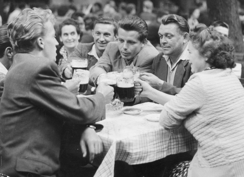 Czeskie biesiady z piwem to wieloletnia tradycja /Getty Images/Flash Press Media