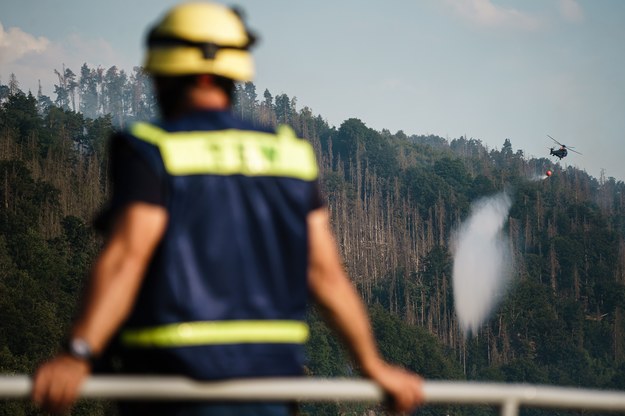 Czeskie i niemieckie służby wciąż próbują ugasić pożar /Clemens Bilan /PAP/EPA