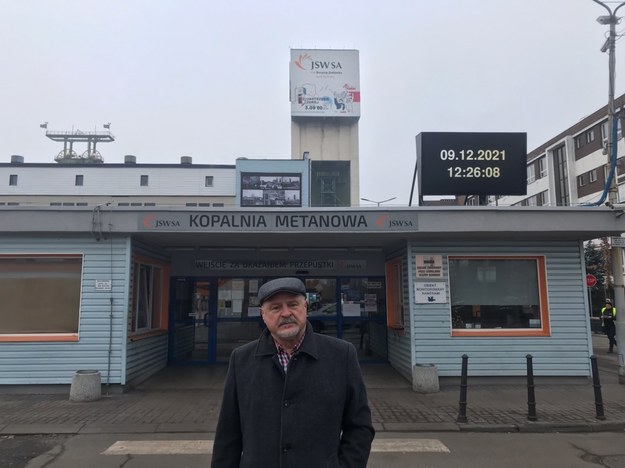 Czesław Kłosek przed bramą kopalni. Tam został postrzelony /Marcin Buczek /RMF FM