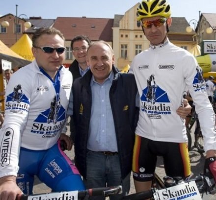 Czesław Lang (w środku) z triumfatorem Andrzejem Kaiserem (z prawej) i Zbigniewem Spruchem /Informacja prasowa