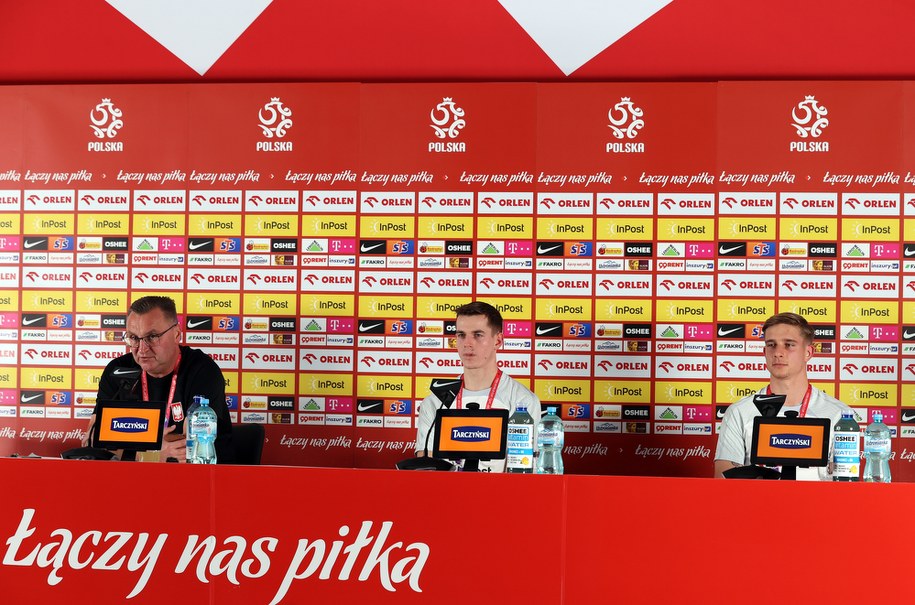 Czesław Michniewicz, Jakub Kamiński i Michał Skóraś /MOHAMED MESSARA /PAP/EPA