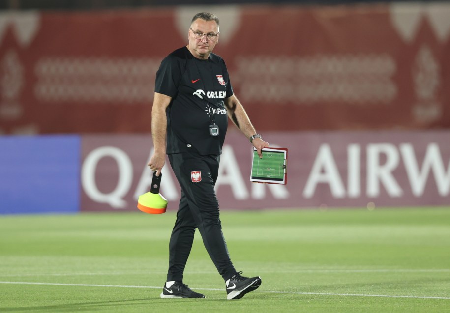 Czesław Michniewicz podczas pierwszego treningu kadry w Katarze /	TOLGA BOZOGLU /PAP/EPA