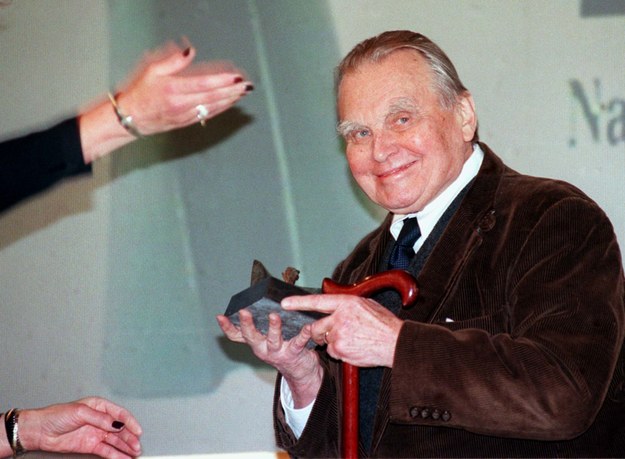 Czesław Miłosz podczas odbierania Literackiej Nagrody Nike za tom "Piesek przydrożny" / 	Radek Pietruszka   /PAP