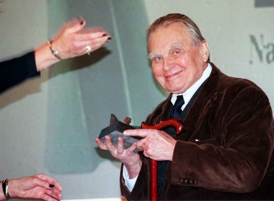 Czesław Miłosz podczas odbierania Literackiej Nagrody Nike za tom "Piesek przydrożny" / 	Radek Pietruszka   /PAP