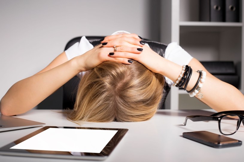 Częste bóle głowy mogą świadczyć o niedoczynności tarczycy /123RF/PICSEL