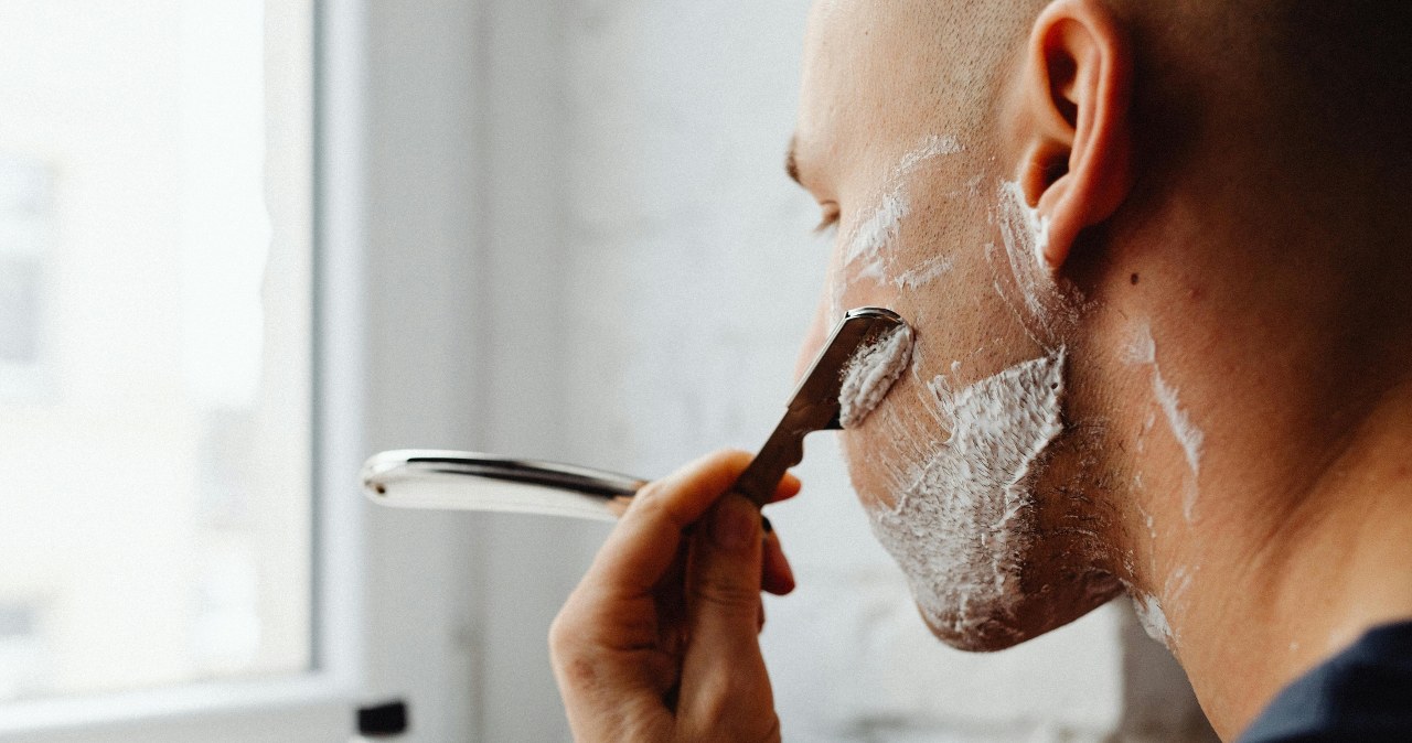 Częste golenie twarzy może ją podrażniać /Karola G /pexels.com