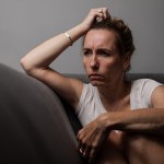 Częste niedosypianie postarza twarz. Te siedem objawów widać gołym okiem