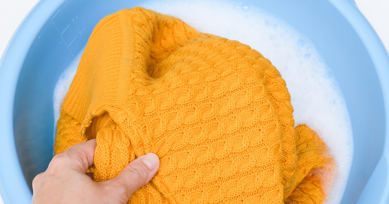 Częste pranie wełnianych swetrów nie jest zalecane. To wrażliwy materiał, który wymaga specjalnego traktowania /Pixel