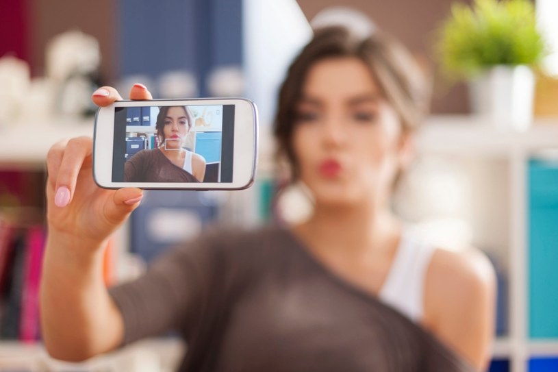 Częste selfie przyspieszają starzenie skóry /123RF/PICSEL