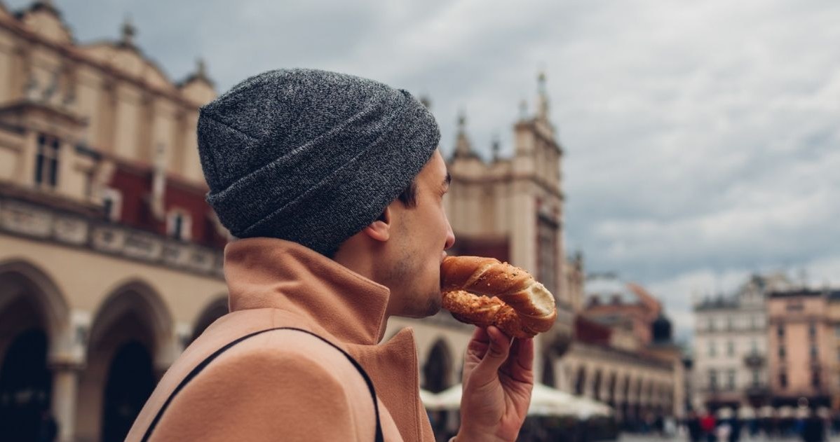 Częste sięganie po przekąski może dotyczyć osób, które mają trudności w radzeniu sobie ze stresem /123RF/PICSEL