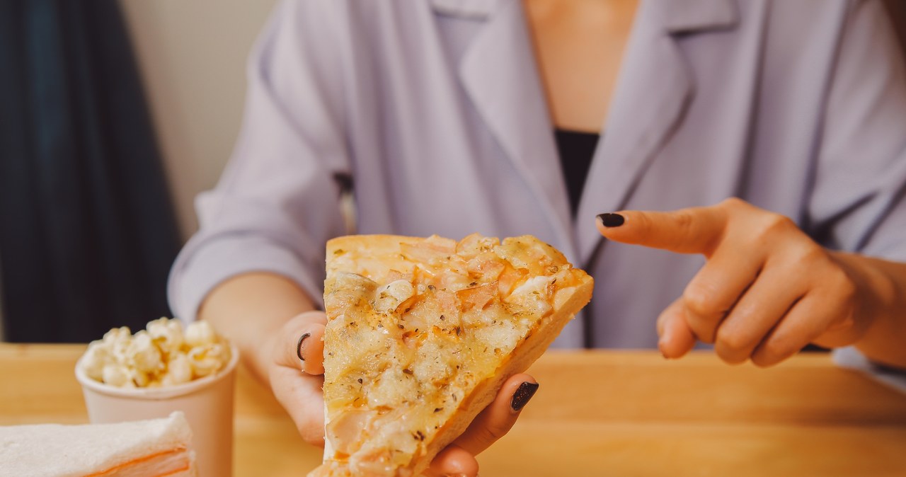 Częste spożywanie fast foodów zwiększa ryzyko miażdżycy, a tym samym udaru mózgu czy zawału serca /123RF/PICSEL