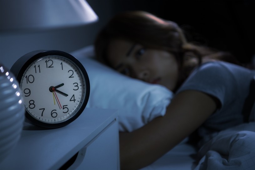 Częste sprawdzanie w nocy, która jest godzina, może powodować zwiększanie Twojej frustracji, co będzie skutkować tym, że jeszcze później zaśniesz /123RF/PICSEL