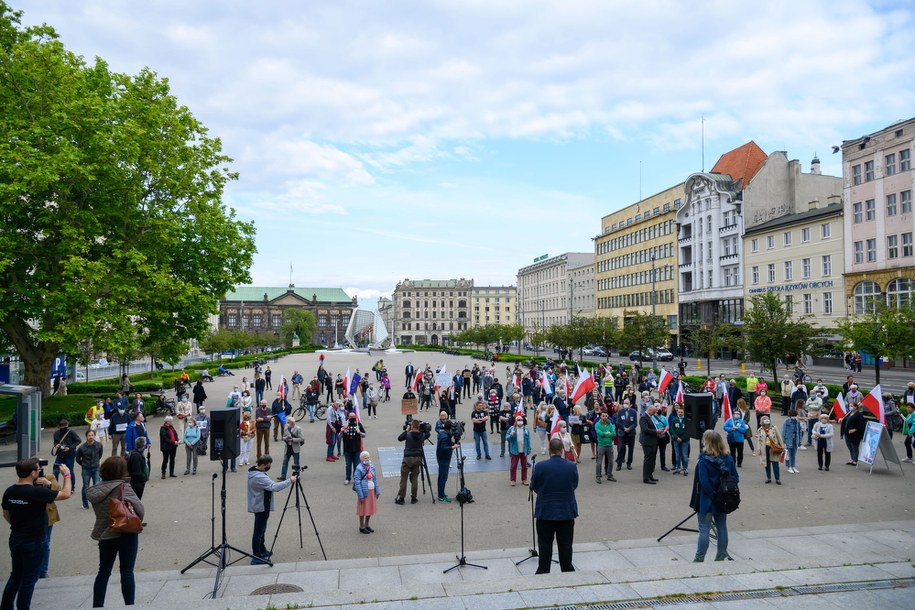 czestnicy manifestacji „150x150 Dziś Tuleya, jutro Ty”, zorganizowanej przez Komitet Obrony Demokracji wraz z innymi organizacjami społecznymi na Placu Wolności w Poznaniu /Jakub Kaczmarczyk /PAP