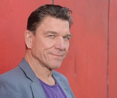 Często jest obsadzany w rolach twardzieli i gangsterów. Nie buntuje się przeciwko nim, bo wie, że jest aktorem charakterystycznym. Mirosław Zbrojewicz obchodzi w sobotę, 25 lutego, 60. urodziny!

 