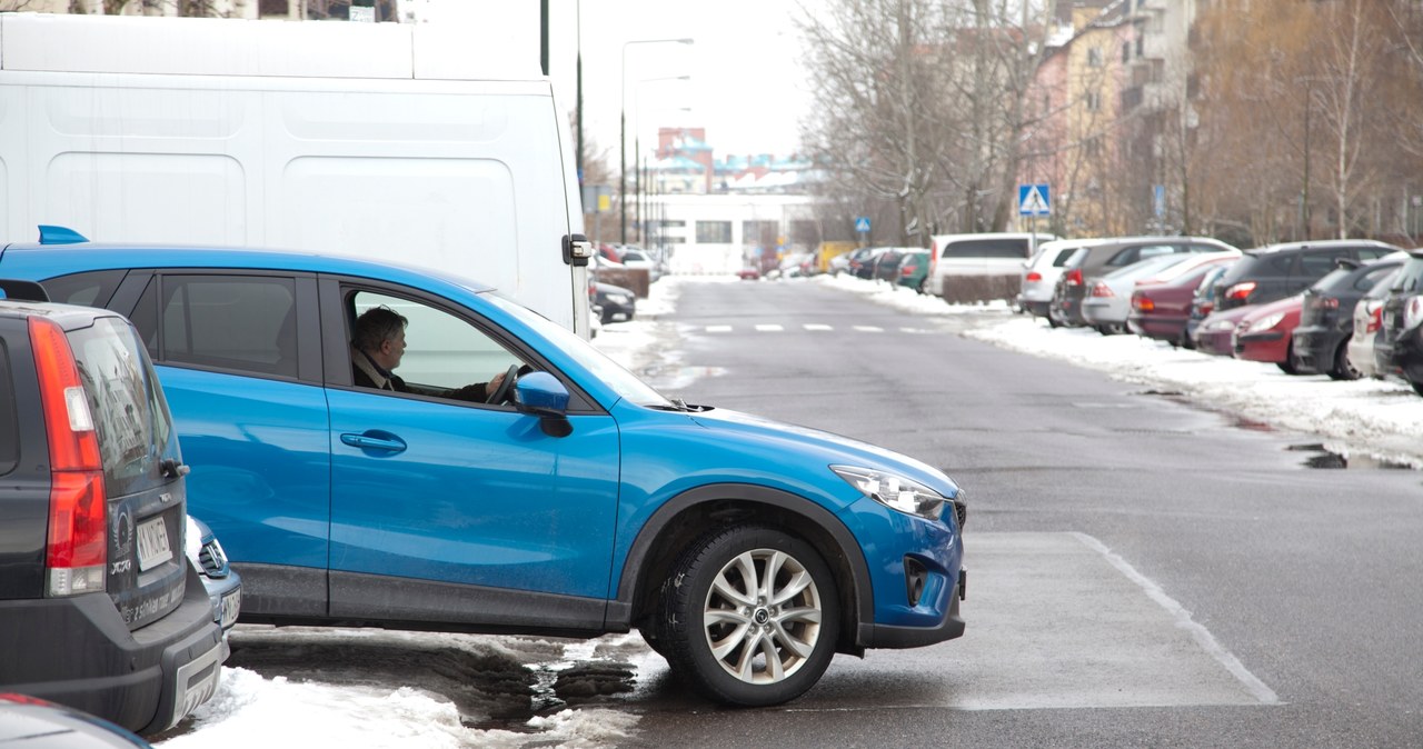 Często kierowca jest zmuszony do podjęcia ryzyka i wyjazdu „na ślepo” ruszając np. z miejsca parkingowego. Problem ten występuje wówczas, gdy obok są zaparkowane auta, które przysłaniają widok. /Motor