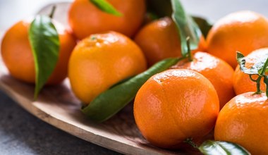 Często mylimy te owoce z mandarynkami. Różnią się znacząco, choć wyglądają podobnie