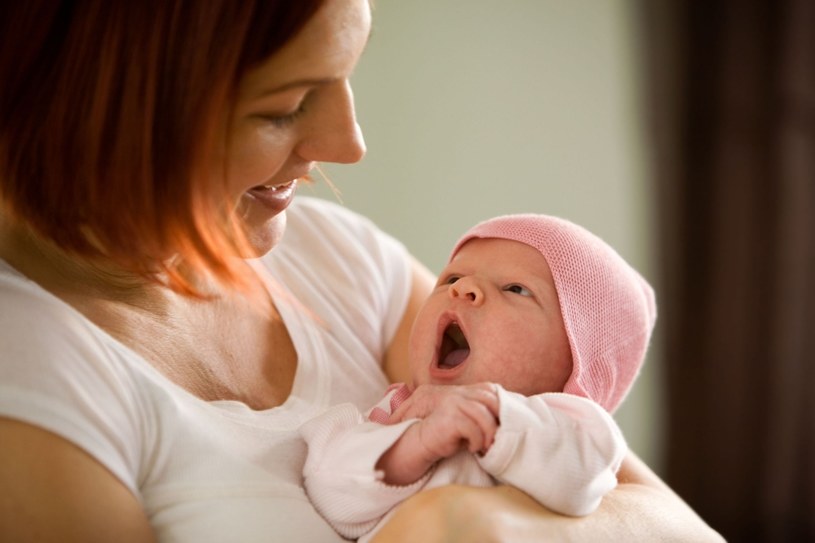 Często przytulane niemowlęta szybciej rosną, lepiej śpią i rzadziej płaczą /123RF/PICSEL