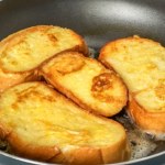 Często robię zamiast jajecznicy i omletu. Turecki chleb w jajku z chęcią zajada cała rodzina 