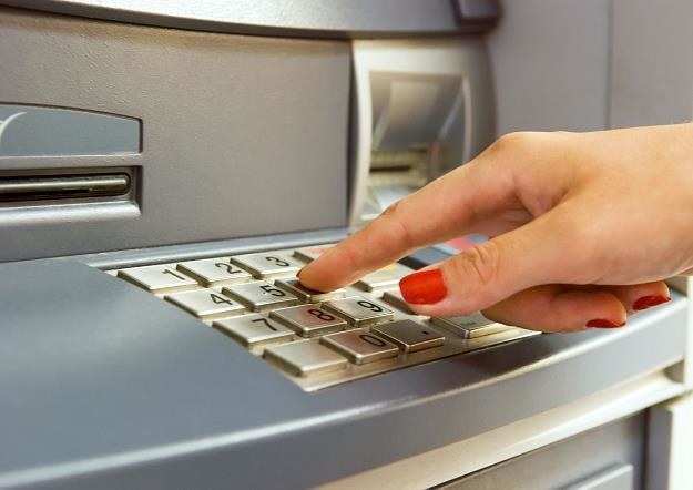Często zamiast w obcym bankomacie, bardziej opłaca się wypłacić pieniądze za pomocą usługi cashback /&copy;123RF/PICSEL