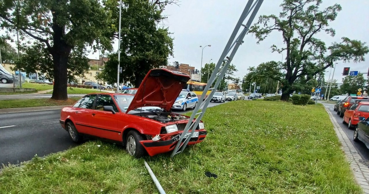 Często zdarza sie, że kierowcy płacą za brak OC karę wyższą, niż wynosi wartość ich samochodów /Jarosław Jakubczak / Polska Press /Agencja SE/East News