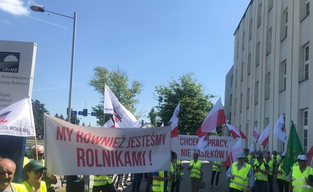 ​Częstochowa: Pracownicy firmy rolniczej protestują pod oddziałem KOWR