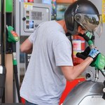 Częsty błąd na stacji benzynowej - kierujący dla wygody sporo ryzykują