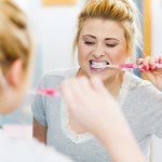 Częsty błąd podczas mycia zębów. Przynosi zupełnie odwrotny efekt