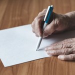 Częsty zwiastun choroby Alzheimera lub Parkinsona. Weź do ręki długopis