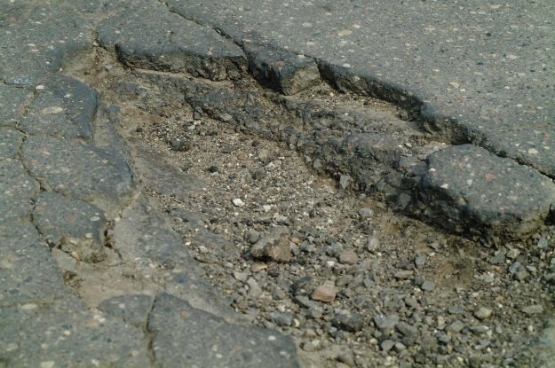 Częstym efektem jazdy po zniszczonej nawierzchni są uszkodzenia pojazdu /&copy; Bauer