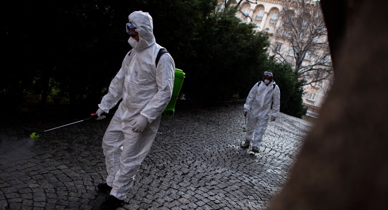 Czipowanie i pandemia Billa Gatesa. Bułgarzy masowo wierzą w teorie spiskowe o SARS-CoV-2