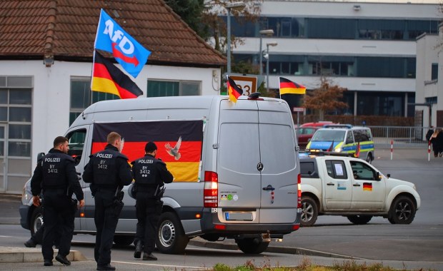 Członek AfD podpalił własny samochód i oskarżył o to lewicowy ruch