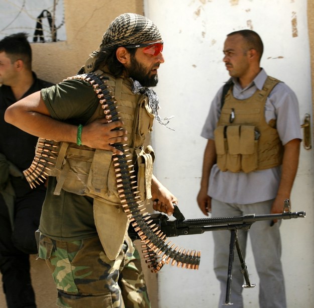 Członek irakijskiej szyickiej milicji w mieście Amerli /STR /PAP/EPA