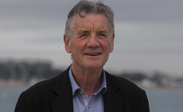 Członek Latającego Cyrku Monty Pythona wyróżniony przez królową