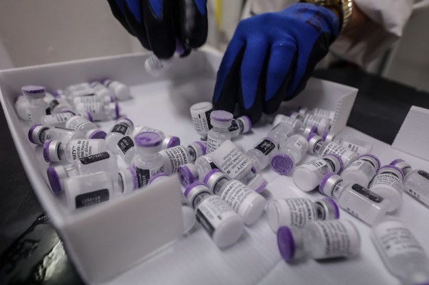 Członek personelu medycznego przygotowuje dawki szczepionki przeciw Covid-19 firmy AstraZeneca w siedzibie lokalnego urzędu zdrowia w Rzymie /GIUSEPPE LAMI /PAP/EPA