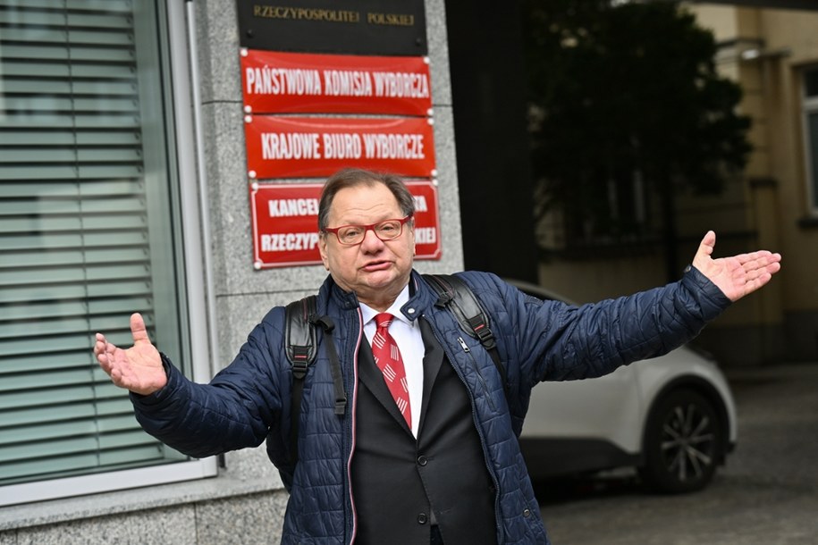 Člen PKW Ryszard Kalisz před ústředí Národní volební komise ve Varšavě. /Marcin Kmieciński /pap