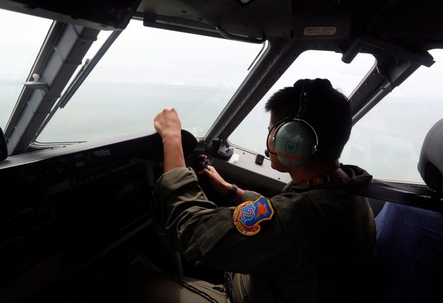Członek załogi maszyny indonezyjskich sił powietrznych w czasie akcji poszukiwawczej po katastrofie samolotu AirAsia /ADI WEDA /PAP/EPA