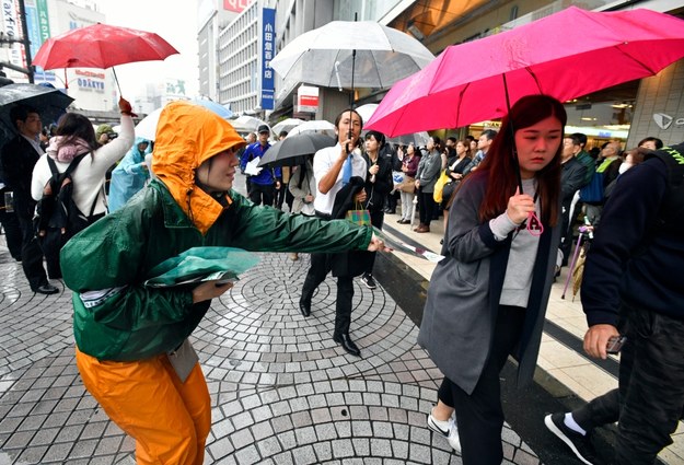Członkini sztabu wyborczego Partii Nadziei rozdaje ulotki na ulicach Tokio /FRANCK ROBICHON /PAP/EPA