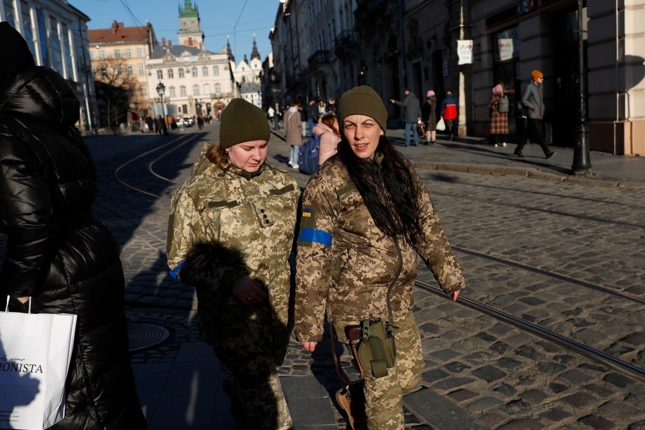 Członkinie obrony terytorialnej w centrum Lwowa /ATEF SAFADI  /PAP/EPA