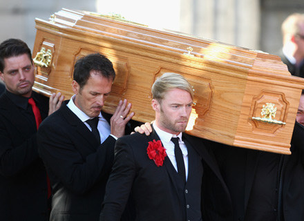 Członkowie Boyzone niosą trumnę z ciałem Stephena Gate;y'ego - fot. Chris Jackson /Getty Images/Flash Press Media