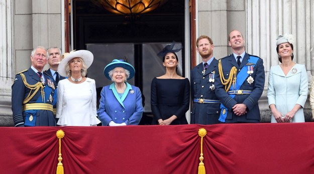 Członkowie brytyjskiej rodziny królewskiej: książę Karol i (w drugim rzędzie) książę Andrzej, księżna Camilla, królowa Elżbieta II, para książęca Sussex Meghan i Harry oraz para książęca Cambridge William i Kate /STR /PAP/EPA