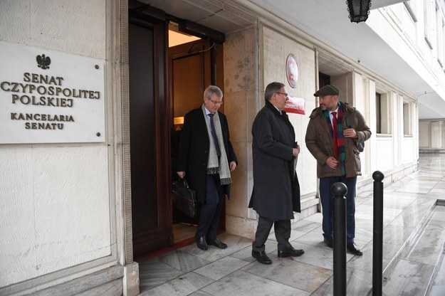 Członkowie delegacji Komisji Weneckiej Thomas Markert (L), Mats Melin (C) i Grigory Dikov (P) opuszczają budynek Sejmu / 	Radek Pietruszka   /PAP